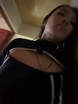 Itze_Mua: διαδικτυακό σόου στην κάμερα
