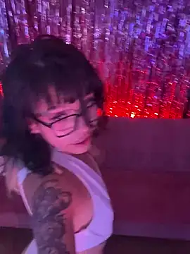 Gatalinaa111's Live XXX Chat