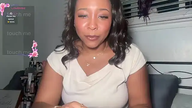 Yourmommysilk's Webcam Show