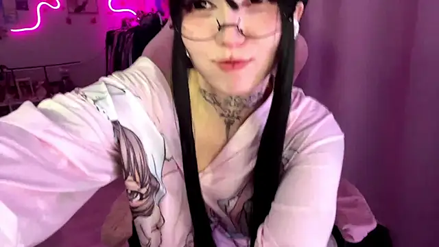 Show modela ToxiraLuneX na web-kameri
