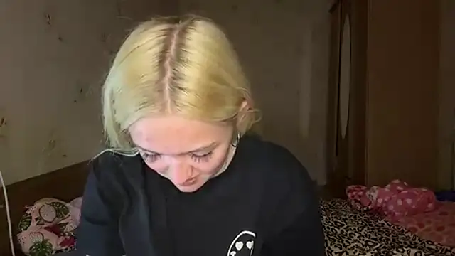 Sophia_Blonde Adlı Modelin Canlı XXX Sohbeti
