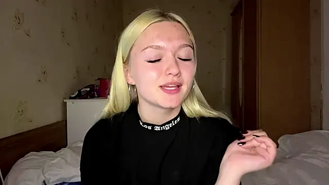 Sophia_Blonde's Live Chat Room