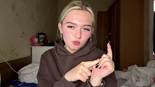 Sophia_Blonde Adlı Modelin Canlı XXX Sohbeti