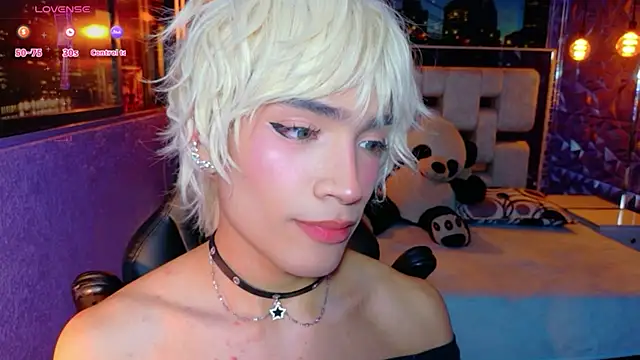 Show modela isaac_nova na web-kameri