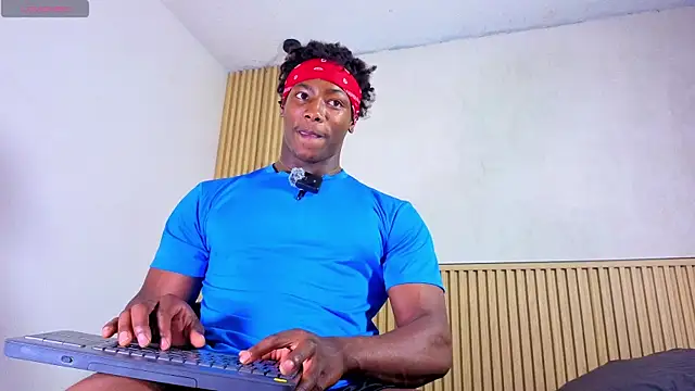 Show modela maxmuscle10 na web-kameri