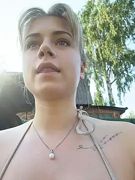 Show modela NinaVerse na web-kameri