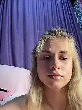 Show modela NinaVerse na web-kameri