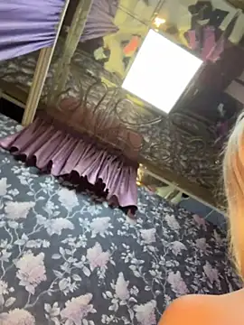 Show modela NinaVerse na web-kameri