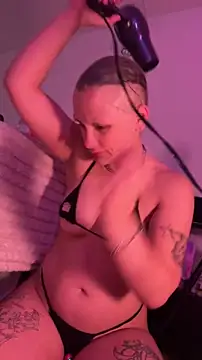 הופעת וובקאם של alldogsgotoheaven