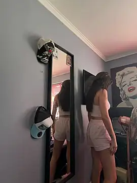 LolaSkyee webcam show