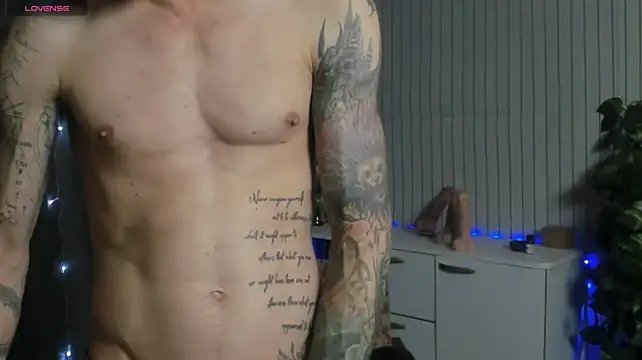 Show modela James2Inked na web-kameri