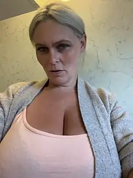 BustySwingingSlut webcam show