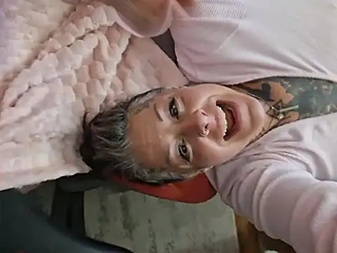 צ'אט XXX בשידור חי של Kitty_bang