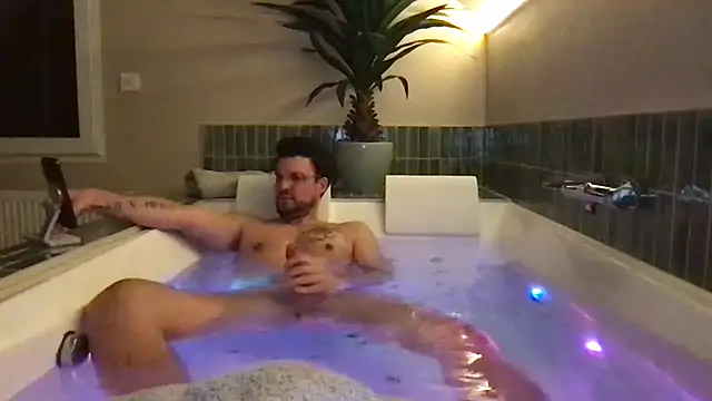 YoloNudeのウェブカメラショー