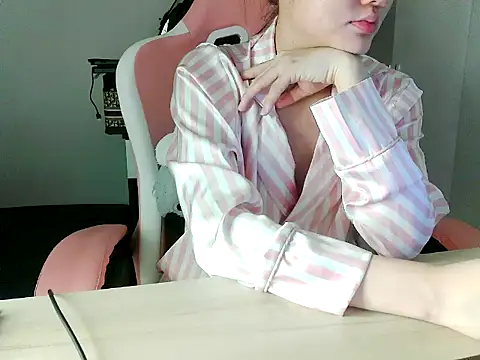Show modela Linh-Barbie na web-kameri