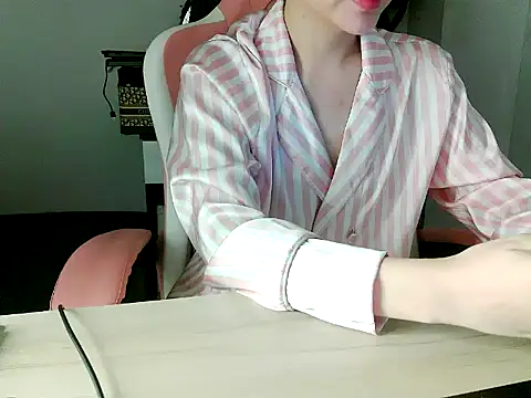 Linh-Barbie Show in webcam