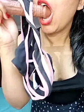 Chat XXX en directo de MojaditPussy