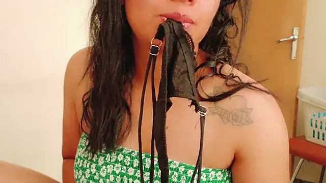 MojaditPussy's Live XXX Chat