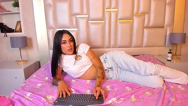 ZoeWillins Show in webcam