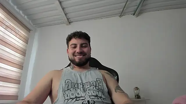 Show modela AaronHardi na web-kameri