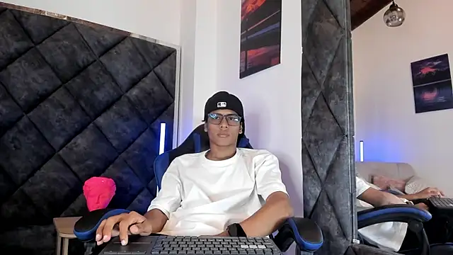 LiamKron 在線直播表演