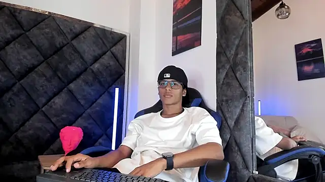 Show modela LiamKron na web-kameri