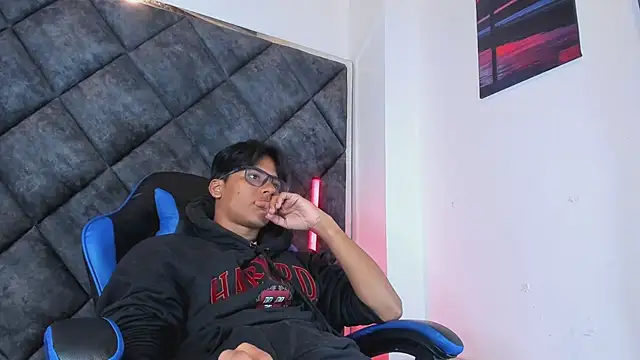 LiamKron 在線直播表演