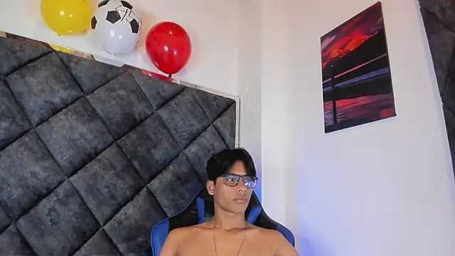 LiamKron 在線直播表演