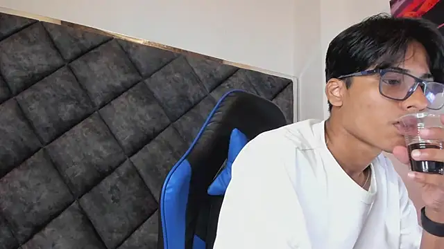 LiamKron webkamerás műsora