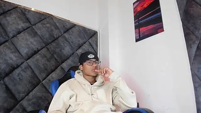 Show modela LiamKron na web-kameri