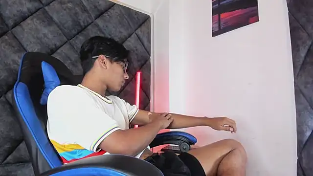 Show modela LiamKron na web-kameri