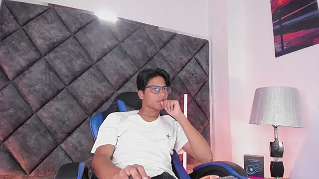 LiamKron 在線直播表演