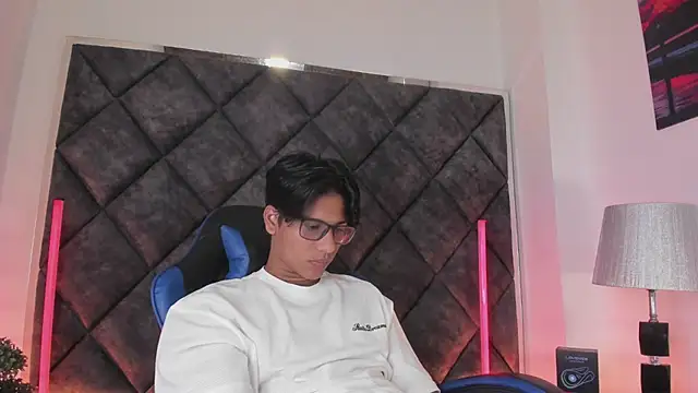 LiamKron 在線直播表演