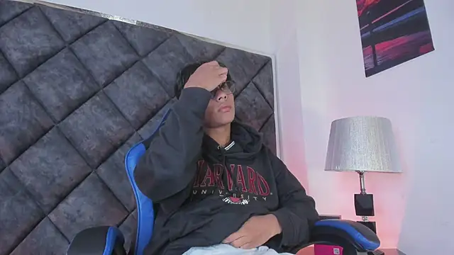 Show modela LiamKron na web-kameri