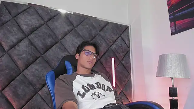 Show modela LiamKron na web-kameri