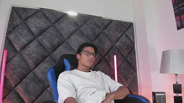 Show modela LiamKron na web-kameri