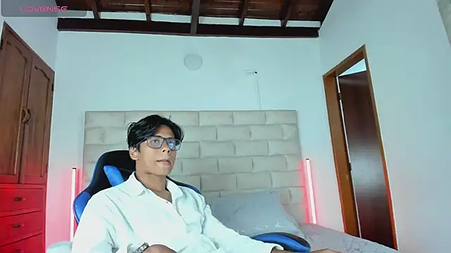 Show modela LiamKron na web-kameri