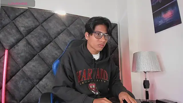 LiamKron 在線直播表演