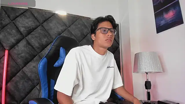 Show modela LiamKron na web-kameri