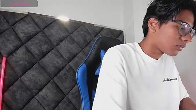 Show modela LiamKron na web-kameri