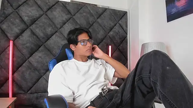 Show modela LiamKron na web-kameri