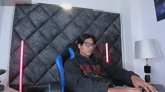 Show modela LiamKron na web-kameri