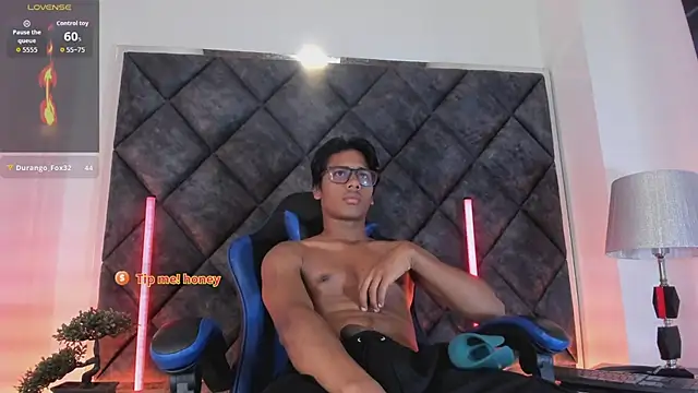 LiamKron 在線直播表演