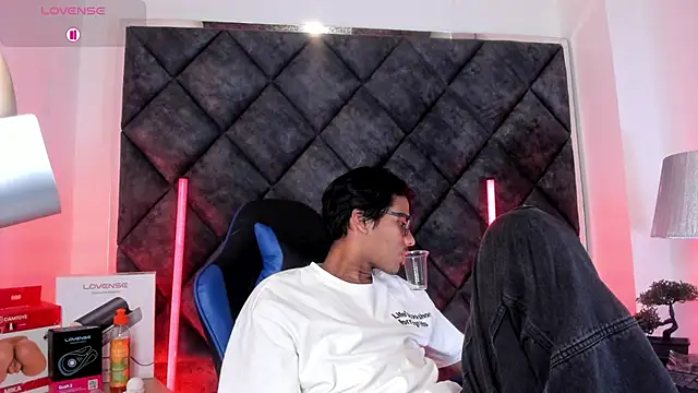 LiamKron 在線直播表演