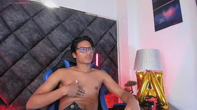 Show modela LiamKron na web-kameri
