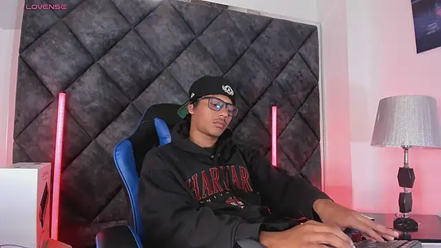 Show modela LiamKron na web-kameri