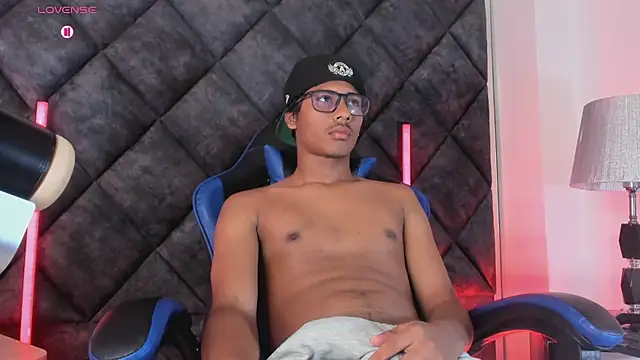 Show modela LiamKron na web-kameri