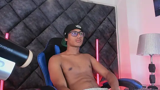 Show modela LiamKron na web-kameri
