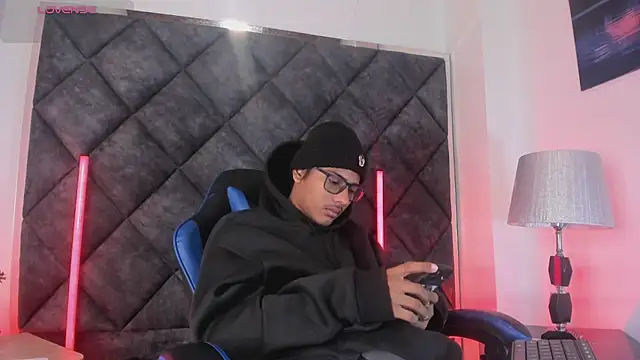 Show modela LiamKron na web-kameri