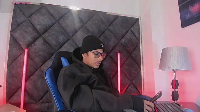 LiamKron webkamerás műsora
